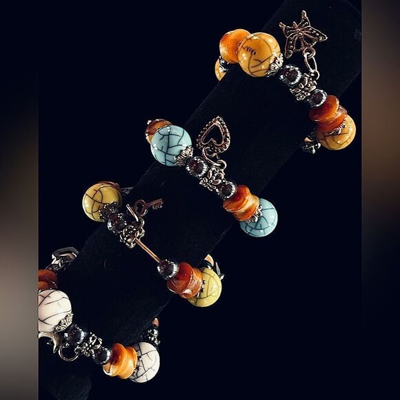 Stretchy Bracelet l Howlite Marble Bead l Charm l Butterfly Key Dolphin Heart - Picture 1 of 6